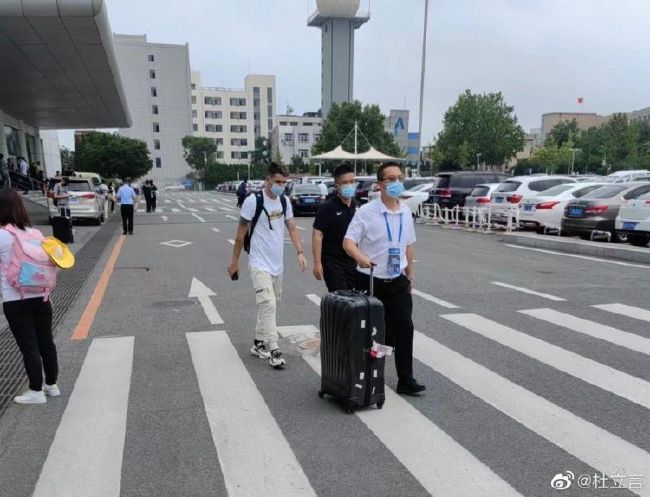 台语片曾有过风光的年月，那时的片子几近都在台北北投取景，所以人称北投为“台湾好莱坞”。八年级生小婕（李亦捷 饰），始终不相信台语片有过这么夸姣的期间，但阿公刘奇生（龙劭华 饰）老是一脸自豪的说：“阿公我可是那时最红的王牌年夜编剧”……对这件事，小婕始终存疑。小婕有个 得了掉智症的阿嬷（沈海蓉 饰），病情日趋严重，竟传播鼓吹本身是万宝龙的太太……“万宝龙”是昔时台语片时期最红的小生。小婕不解阿嬷为什么老是对这人记忆犹新，因而，阿公然始跟她讲起一段昔时产生在“台湾好莱坞”的Love Story……1969年，片子《七号特务》上映。不雅众年夜排长龙，争睹随片登台的万宝龙（王柏杰 饰）风釆；那时正堕入创作低潮的奇生（蓝正龙 饰），在后台相逢了一个翻墙进来偷看片子的女孩——蒋美月（安心亚 饰）。美月为了追星，跷家北上，一个人缘际会进进剧组，当起了姑且演员；没多久，奇生便被女孩古灵精怪的个性所吸引；另外一方面，他却没法躲避傲岸女明星金月凤（天心 饰）不断支出的浓郁感情……《七号特务》全台湾年夜卖，续集趁胜追击，没料开拍没多久，导演竟在片场猝逝！老板遂要怀有导演梦的奇生救火，而他与美月的豪情也有了进一步的成长；这时候，金月凤却传播鼓吹本身有了奇生的小孩……面临一部多难多灾的片子，和好像片子情节般的盘曲爱情，奇生事实可否力挽狂澜？而阿嬷的梦中恋人倒底是万宝龙，仍是阿公？数十年后的小婕行将从阿公口中，获得一个埋躲已久的动听谜底……